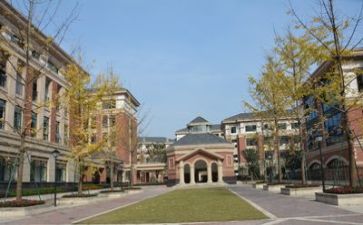 在学校的一件事作文推荐5篇